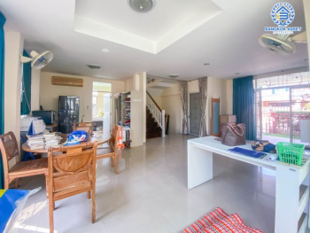 *****บ้านเดี่ยวมือสองย่านกรุงเทพฯ ม.ธนาสิริ รัตนาธิเบศร์ เนื้อที่กว้างขวางมากถึง 54.4 ตร.ว. ฟังก์ชัน 3 ห้องนอน 3 ห้องน้ำ ที่จอดรถ 2 คัน ภายในสภาพสวย พร้อมเข้าอยู่อาศัย บนทำเลเดินทางสะดวก ใกล้รถไฟฟ้าสายสีม่วง "สถานีบางรักใหญ่" และจุดขึ้น-ลงทางด่วน "กาญจณาภิเษก"